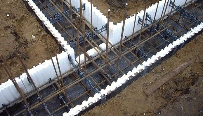 Bodenbeprobung für Stützfundamente, Montage und Installation von Turmteilen und Schalungen